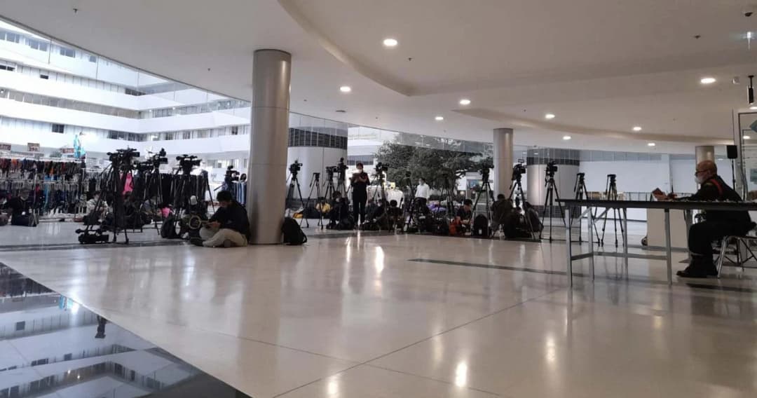 สื่อเกาะติด ปม 8 ปี ‘ประยุทธ์’ หลังคณะตุลาการศาลรัฐธรรมนูญ ประชุมเสร็จสิ้น จะมีการแถลงข่าว