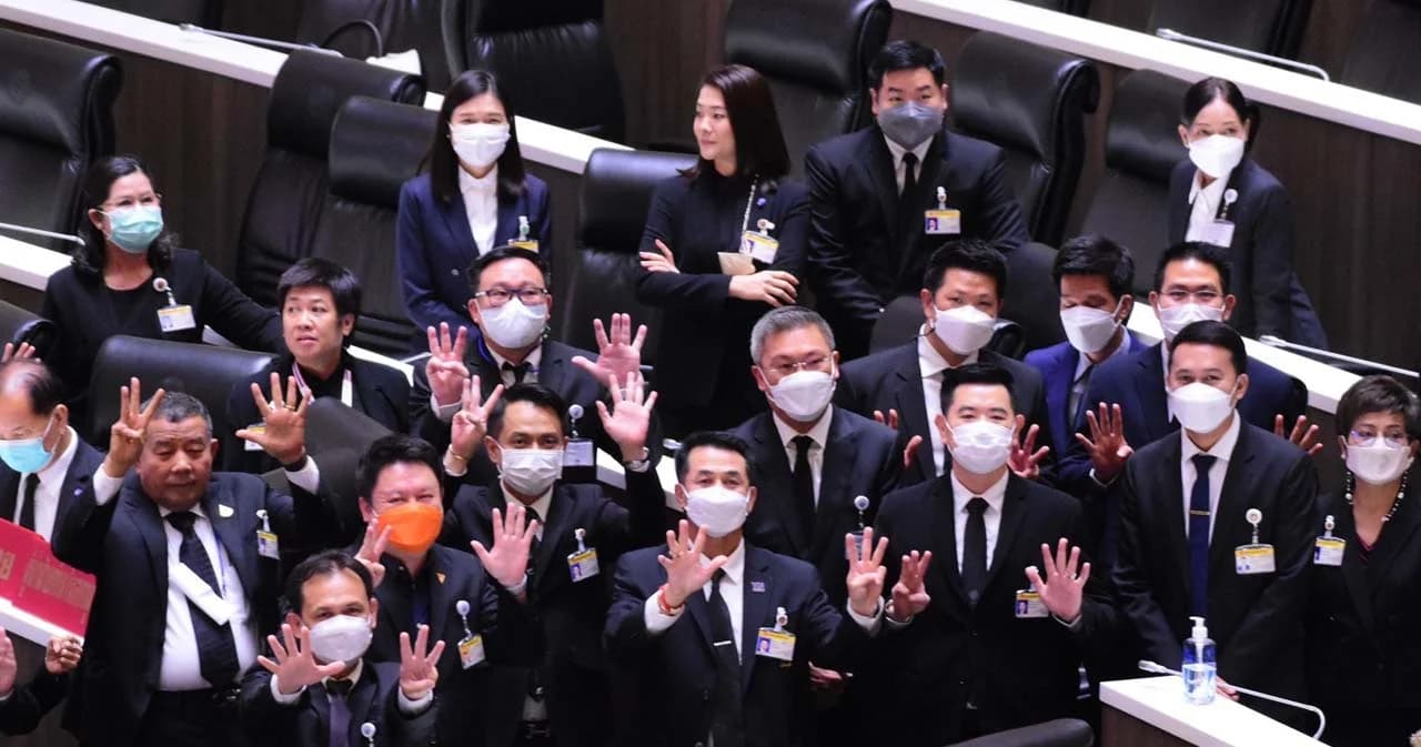 ฝ่ายค้านแต่งดำชู 8 นิ้วกลางห้องประชุมสภาฯ แสดงสัญลักษณ์ไว้อาลัยนายกฯ 8 ปี