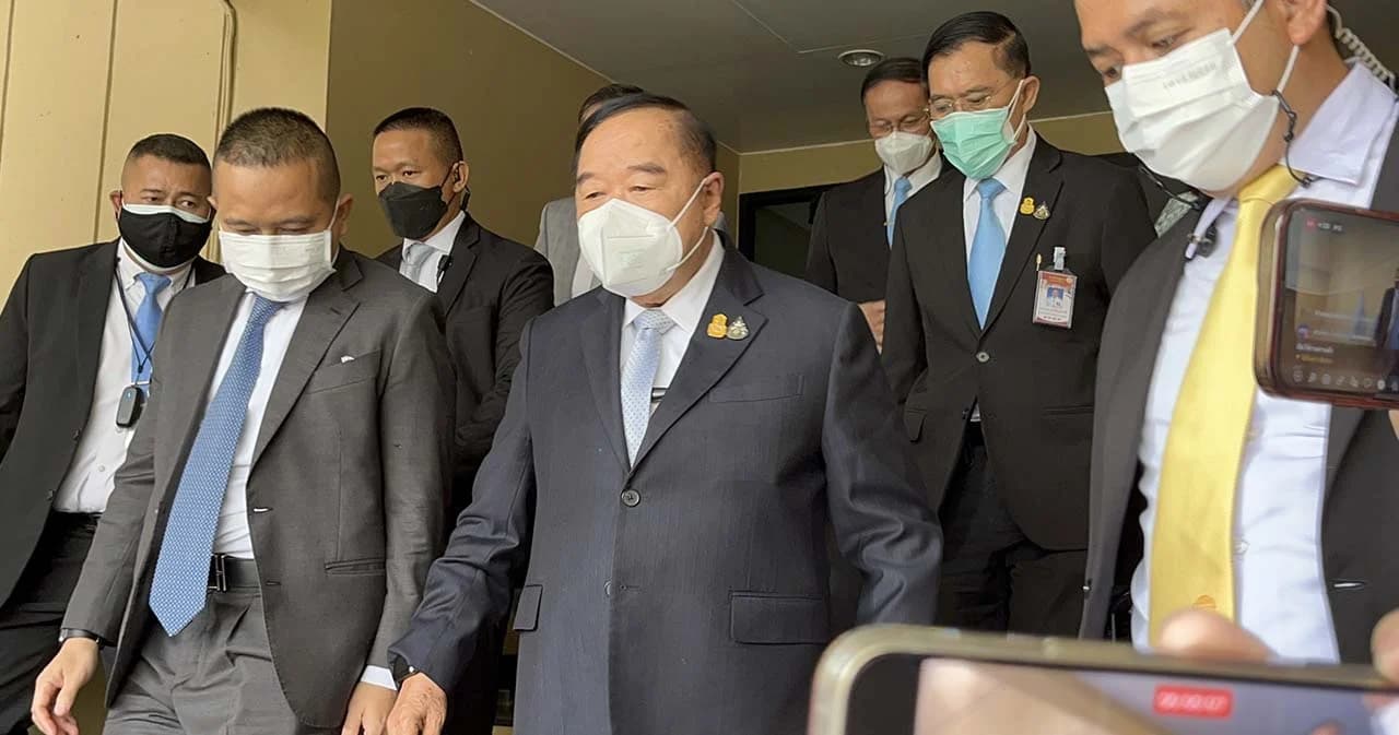 ‘ประวิตร’ ยังไม่ตอบเรื่องปรับ ครม. ส่วน ‘ประยุทธ์’ จะได้ไปต่อหรือไม่ต้องไปถามศาล รธน.