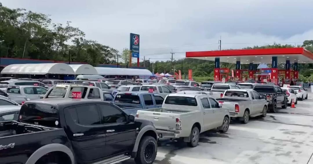 ฉลองเปิดปั๊มใหม่ เจ้าของปั๊มใจป้ำ ลดราคาน้ำมันลิตรละ 1 บาท  ส่วน 50 คิวแรกเติม 200 บาทแถม 200 บาท 