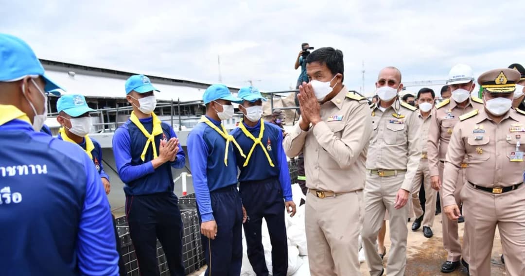 กทม.- ทหาร ร่วมทำเขื่อนกระสอบทรายป้องกันน้ำท่วมริมเจ้าพระยา ‘ชัชชาติ’ ขอบคุณกองทัพส่งกำลังพลมาช่วย