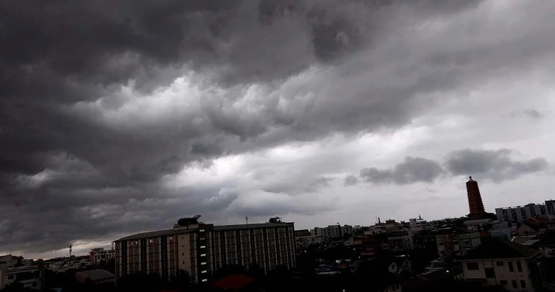 กรมอุตุฯ แจงเหตุท้องฟ้ามืดครึ้ม  เพราะกลุ่มเมฆฝนมีขนาดใหญ่  แสงอาทิตย์ทะลุผ่านไม่ได้ 