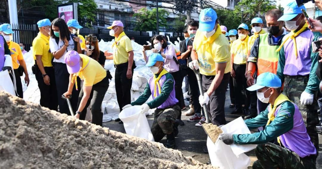 ‘ชัชชาติ- ผบ.ทบ’ ลงพื้นที่ดูการบรรจุกระสอบทรายอุดฟันหลอ ร่วมป้องกันน้ำท่วม กทม.