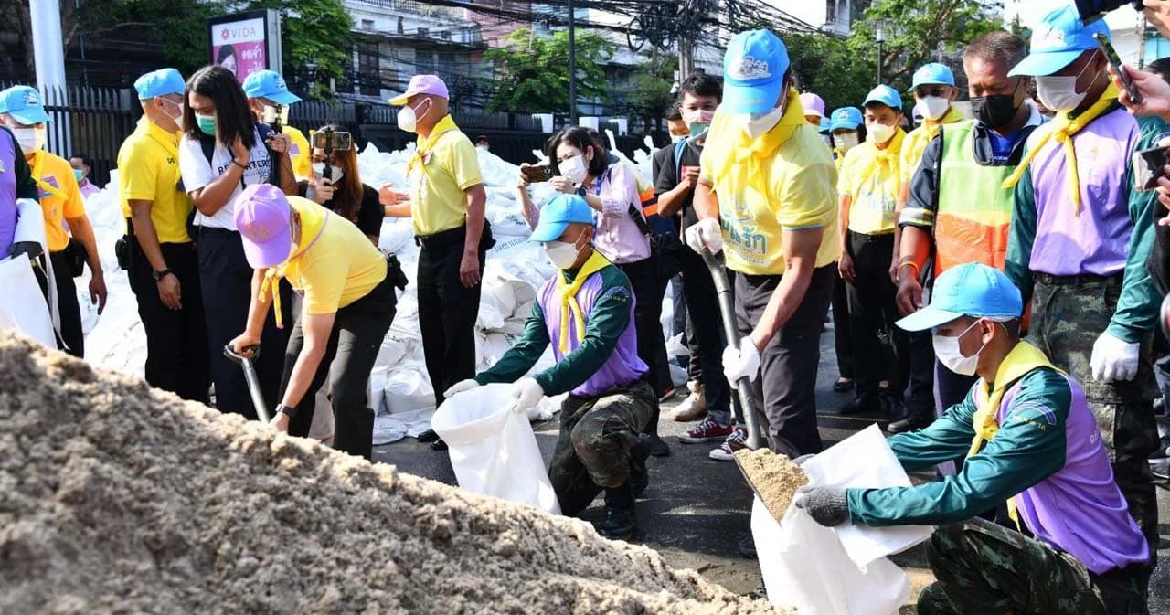 ‘ชัชชาติ- ผบ.ทบ’ ลงพื้นที่ดูการบรรจุกระสอบทรายอุดฟันหลอ ร่วมป้องกันน้ำท่วม กทม.