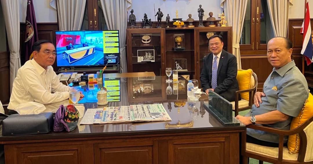 ‘พล.อ.ประยุทธ์’ รมว.กลาโหม หารือข้อราชการร่วมกับ พล.อ.อนุพงษ์ – อนุทิน