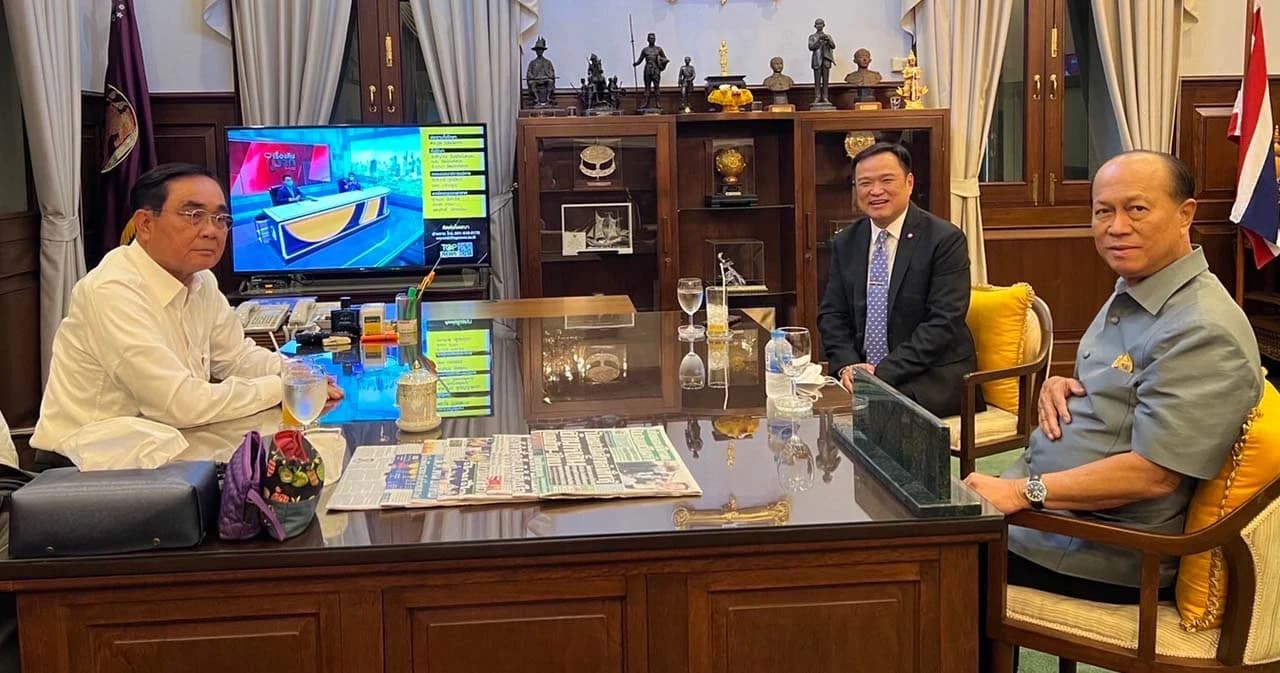 ‘พล.อ.ประยุทธ์’ รมว.กลาโหม หารือข้อราชการร่วมกับ พล.อ.อนุพงษ์ – อนุทิน