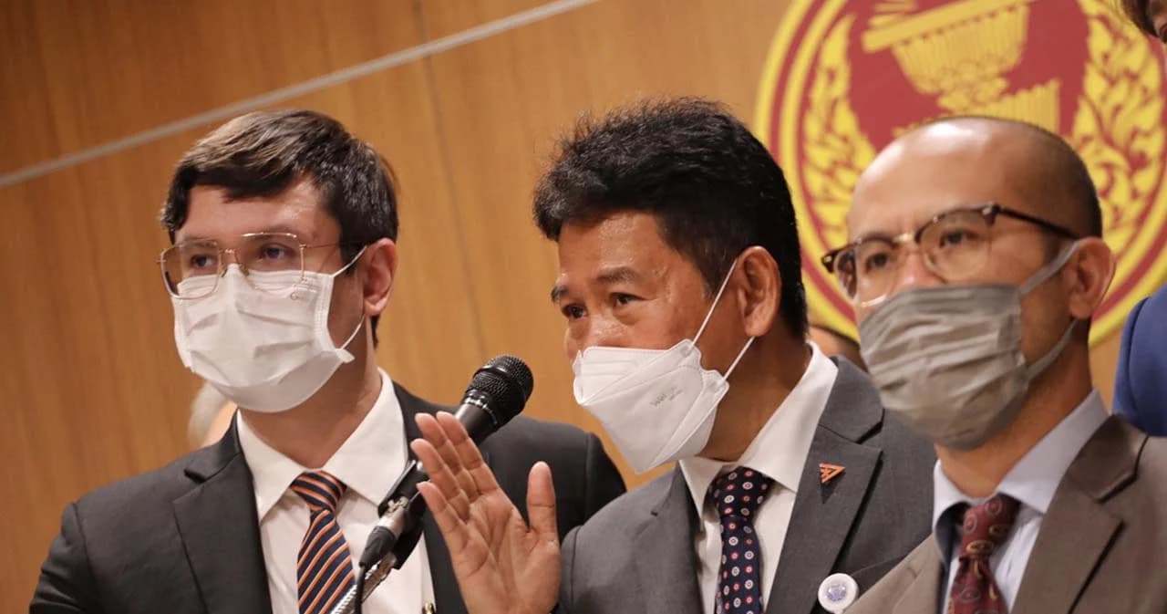 ส.ส.ก้าวไกล แถลงเรียกชี้แจง ‘ส.ว.-น้องชายพล.อ.ประวิตร’ เชื่อเอี่ยวบัญชีผี