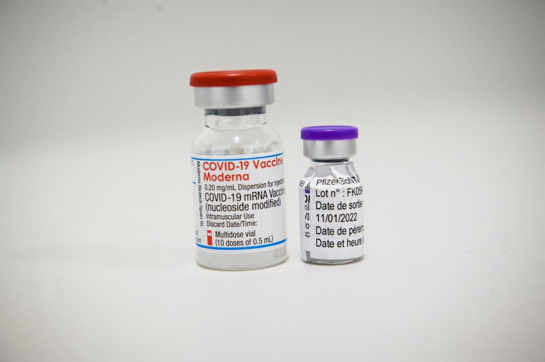 สหรัฐฯ อนุมัติใช้งานวัคซีนโควิดตัวใหม่จากไฟเซอร์-โมเดอร์นา สำหรับรับมือสายพันธุ์โอไมครอน