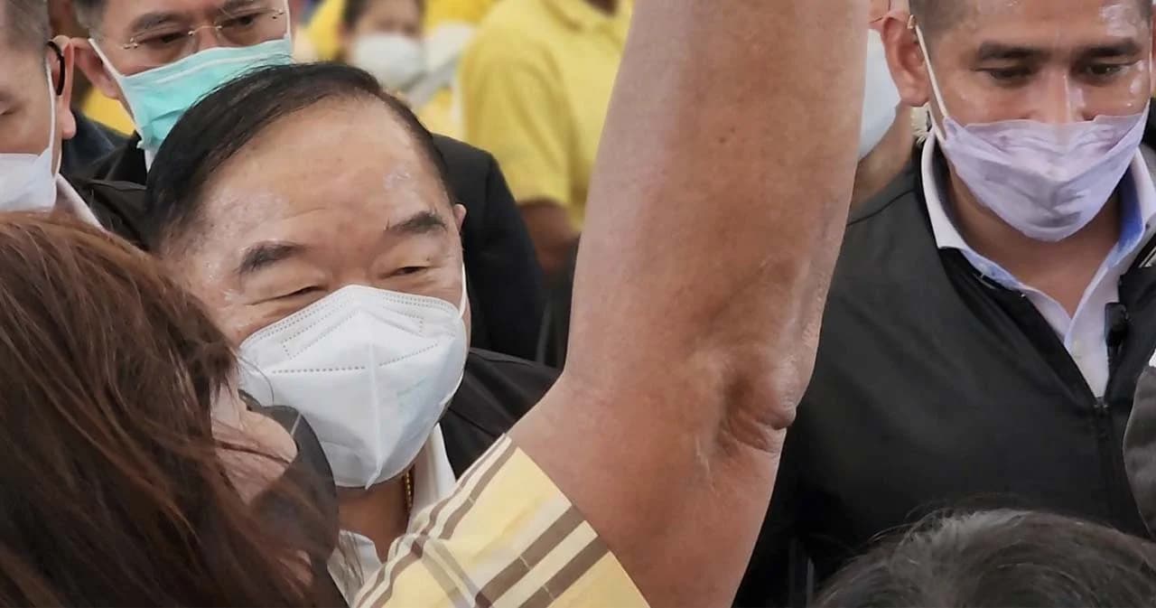 พล.อ.ประวิตร รักษาการนายกฯ เจอกองเชียร์ที่ฉะเชิงเทราตรงเข้า “หอมแก้ม”