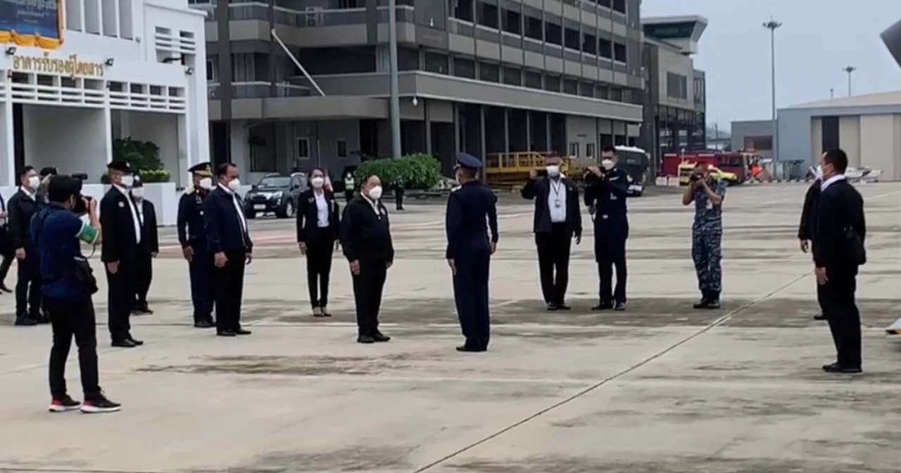 พล.อ.ประวิตร ลงกระบี่ติดตามสถานการณ์น้ำ-ปาล์มน้ำมัน มอบที่ดินส.ป.ก.