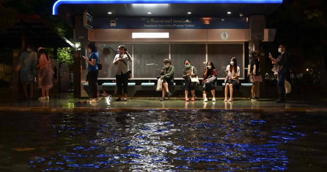 ประมวลภาพ ฝนถล่มกรุง ผู้ว่าฯ ชัชชาติ ลงพื้นที่ช่วยปชช. ขณะที่ปทุมธานีอ่วม แจ้งย้ายทรัพย์สินขึ้นที่สูง