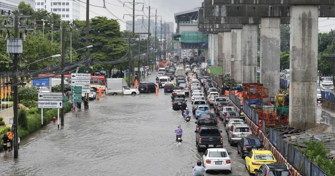 แจ้งวัฒนะอ่วม น้ำท่วมขังหน้าศูนย์ราชการ เหลือเลนขวาให้รถสัญจร ล่าสุดน้ำแห้งแต่จราจรยังหนึบ