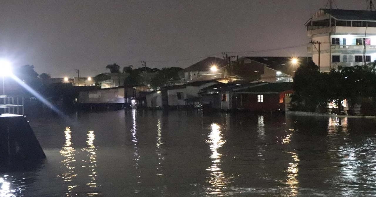 เขตดอนเมือง แจ้งประชาชนพักอาศัยริมคลองเปรมประชากรยกสิ่งของขึ้นที่สูง หลังระดับน้ำเพิ่มสูงขึ้น