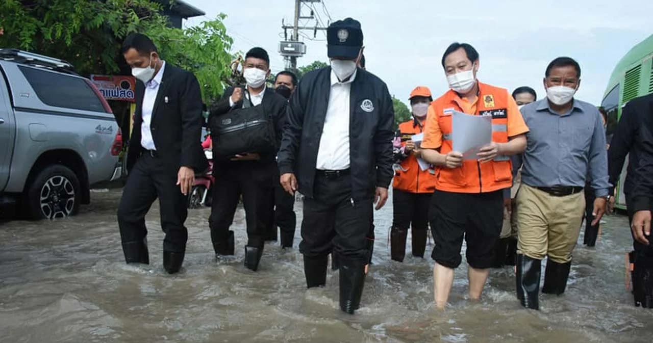 ‘พล.อ.อนุพงษ์’ ลุยดูน้ำท่วม จ.ปทุมธานี ให้กำลังใจผู้ประสบภัยและเจ้าหน้าที่