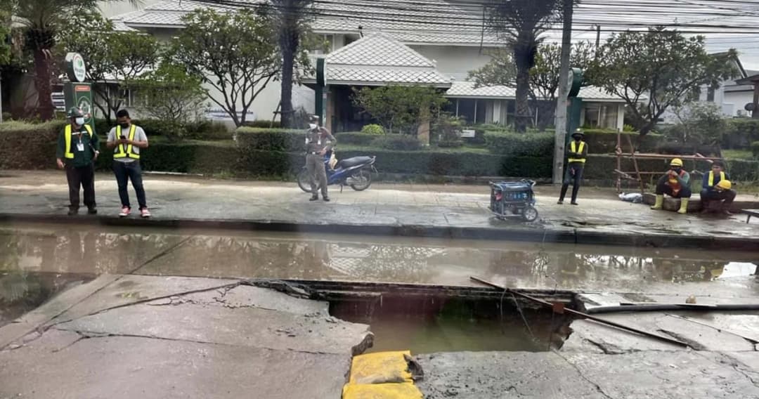 กทม.แจ้งเตือน ถ.แจ้งวัฒนะ ยุบตัวบริเวณหน้า Health Land จ.นนทบุรี