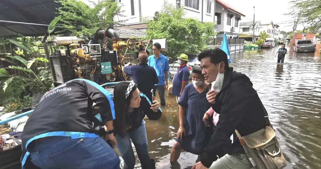 ปชป.ลุยช่วยน้ำท่วมลาดกระบัง ขอช่วยเปิดเครื่องระบายน้ำเพิ่มเต็มสูบ