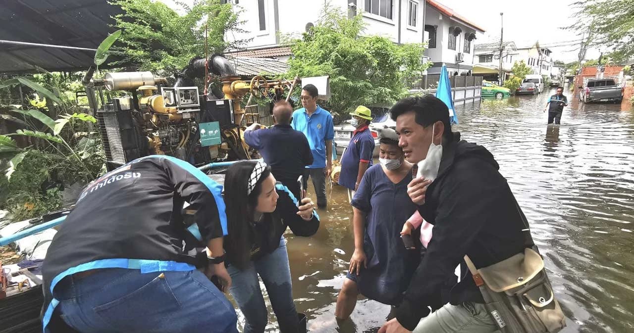 ปชป.ลุยช่วยน้ำท่วมลาดกระบัง ขอช่วยเปิดเครื่องระบายน้ำเพิ่มเต็มสูบ