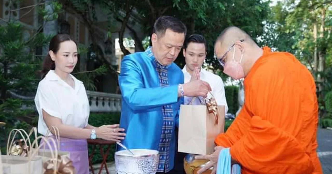 ‘อนุทิน’ ทำบุญวันเกิดอายุ 56 ปี ขอของขวัญให้ประเทศไทยรุ่งเรือง