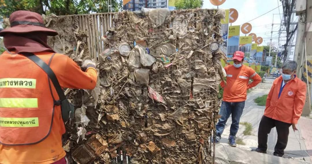 ไม่ท่วมยังไงไหว ปทุมธานี เปิดท่อระบายน้ำเจอแต่ขยะ