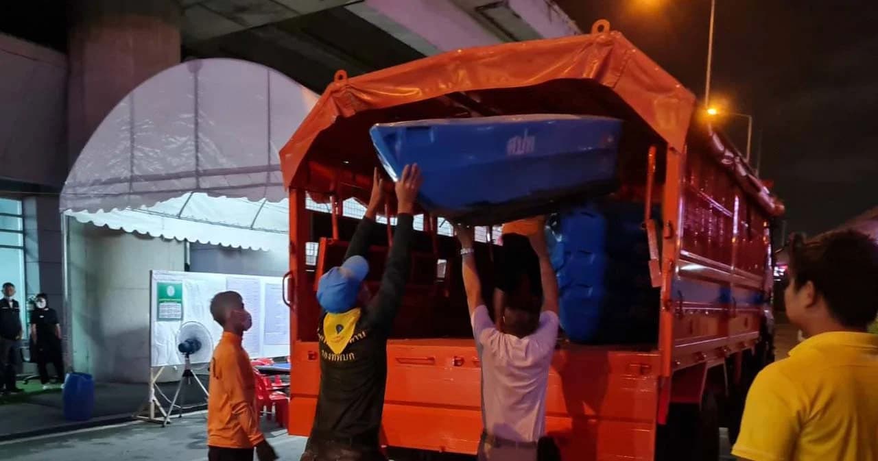เรือมาแล้ว ปภ.ส่งเรือพาย 10 ลำ และรถขนย้ายผู้ประสบภัย ช่วยชาวลาดกระบังถูกน้ำท่วม
