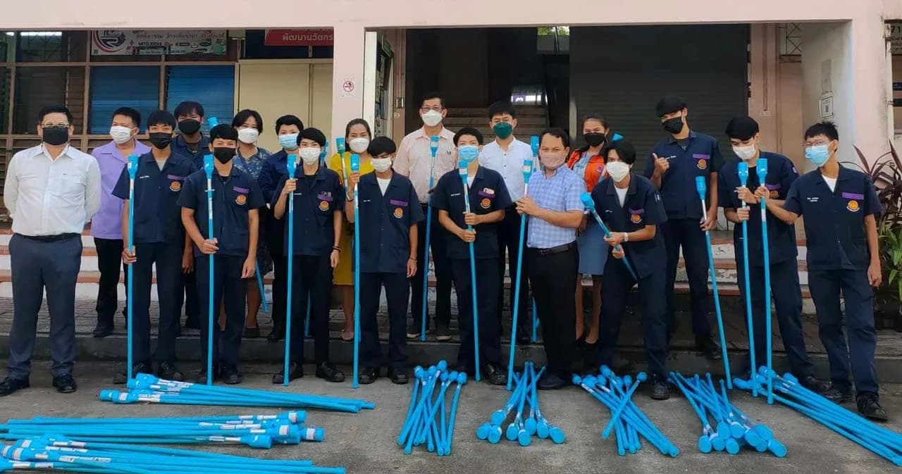 วิทยาลัยเทคนิคระยองประดิษฐ์นวัตกรรมตรวจเช็กกระแสไฟฟ้ารั่วมอบให้ ปชช.พื้นที่น้ำท่วม