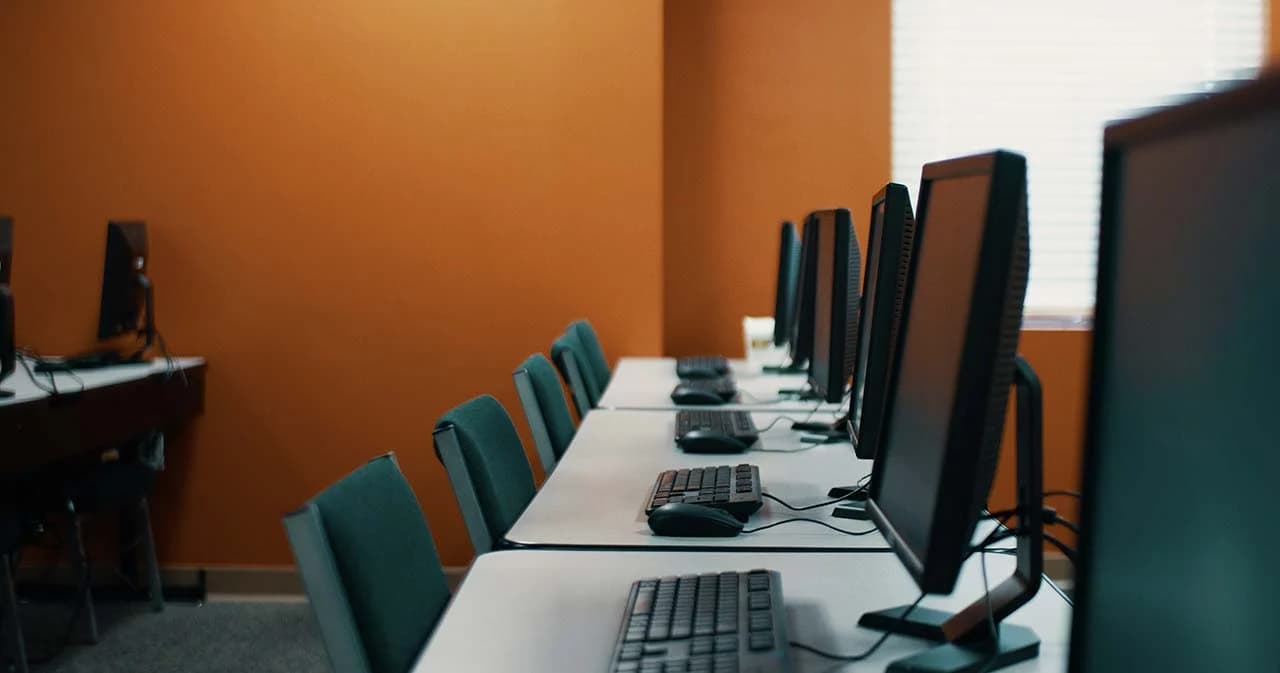 ตำรวจเร่งสอบข้อเท็จจริงกรณีเด็กนักเรียนมัธยมเสียชีวิตที่ห้องเรียนคอมพิวเตอร์