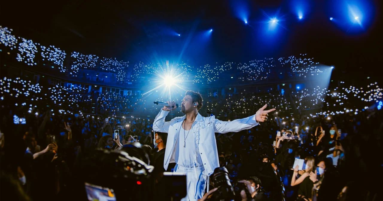 ภาพบรรยากาศคอนเสิร์ตอบอุ่นของ ‘หนุ่ม กะลา’ #อยากจับมือกับฉันเรื่อยไปรึเปล่า