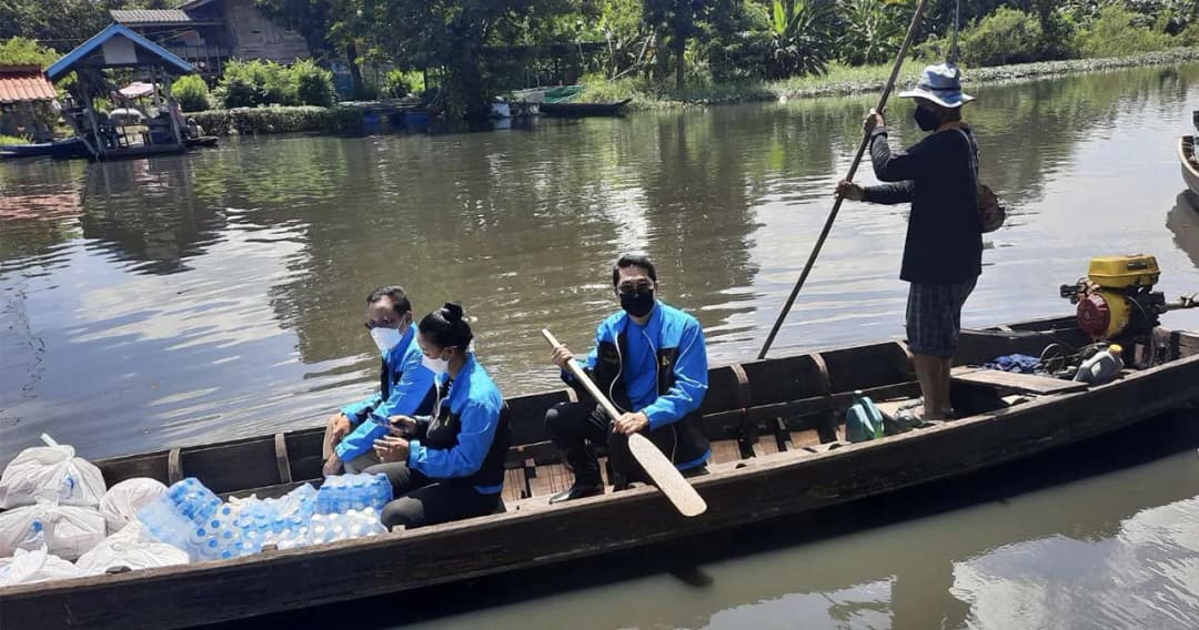 ปชป.ลุยช่วยน้ำท่วมย่านตะวันออกของ กทม. พบน้ำขังนานเริ่มส่งกลิ่นเหม็น