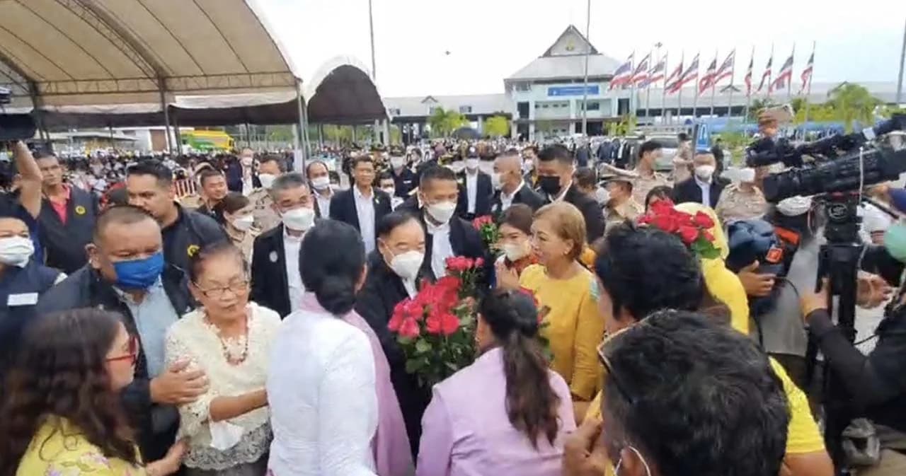 ‘ประวิตร’ ตรวจราชการ จ.นราธิวาส ประชาชนอวยพรขอให้ได้เป็นนายกฯ