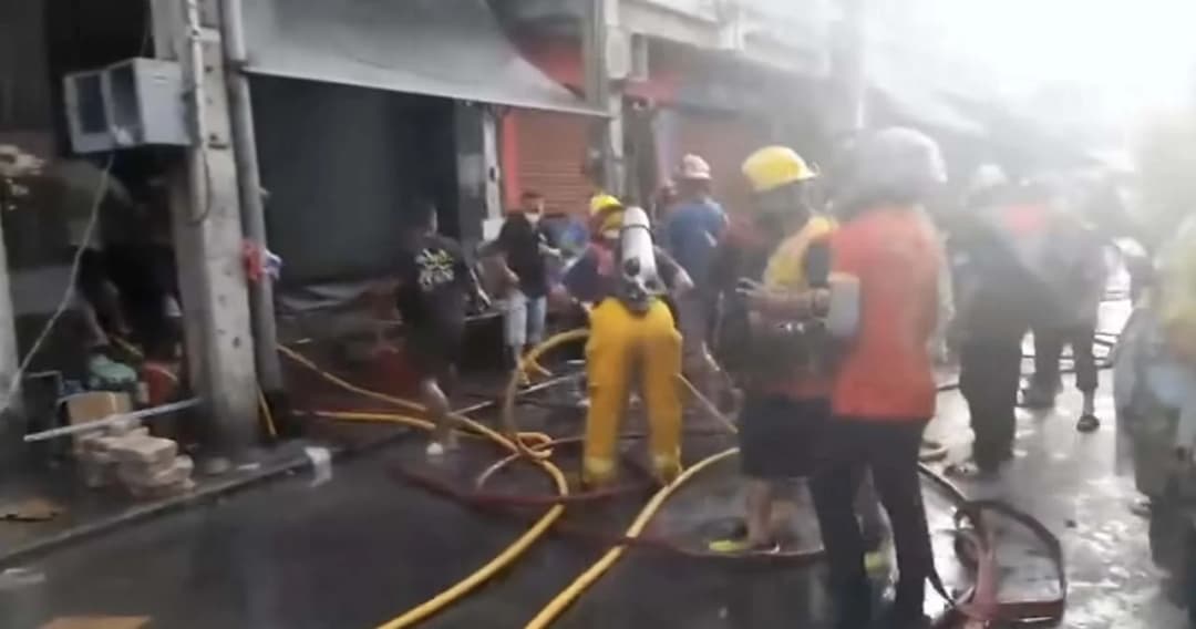 ไฟไหม้บ้านหม้อพลาซ่า ล่าสุดเจ้าหน้าที่ควบคุมเพลิงได้แล้ว 