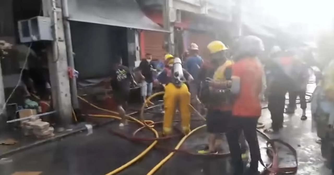 ไฟไหม้บ้านหม้อพลาซ่า ล่าสุดเจ้าหน้าที่ควบคุมเพลิงได้แล้ว