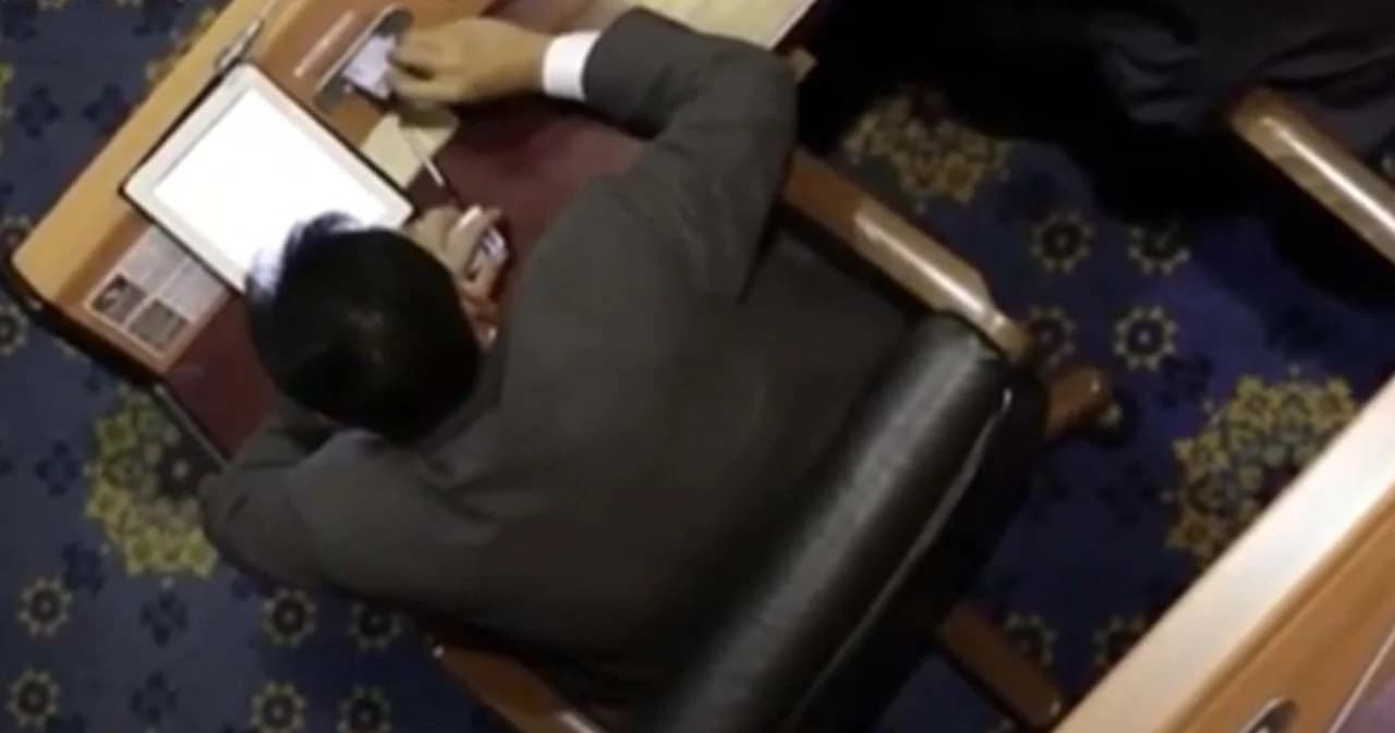 ศาลสั่งจำคุกรวม 16 เดือน ไม่รอลงอาญา ‘นริศร ทองธิราช’ อดีต ส.ส.สกลนคร พรรคเพื่อไทย คดีเสียบบัตรแทนกัน ปี 56