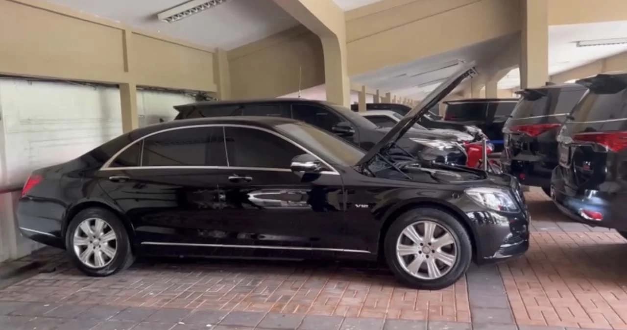 จับสังเกต จนท.วอร์มเครื่องรถประจำตำแหน่งนายกรัฐมนตรี ‘ประยุทธ์’