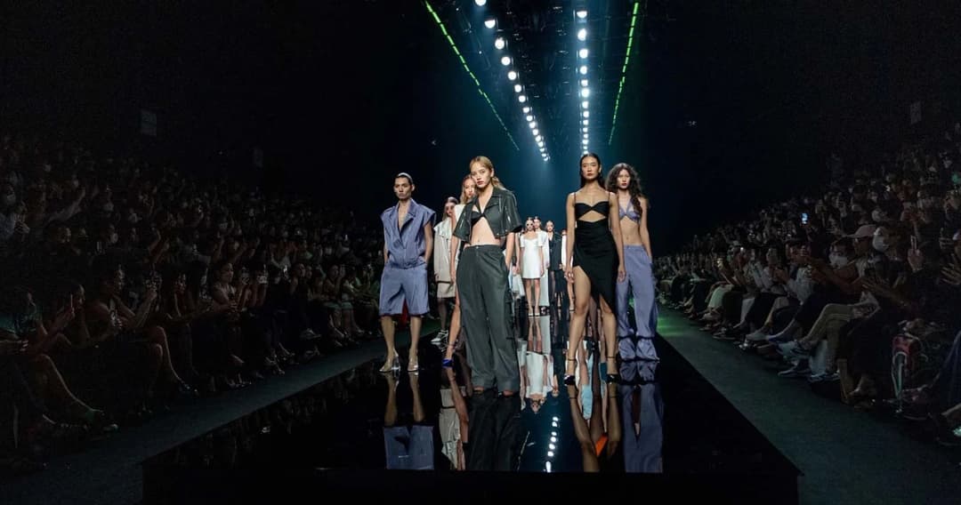 ‘VICKTEERUT Autumn/Winter 22 ‘Hazy Ground’ Collection’ การแสดงพลังของกลุ่มหญิงสาว