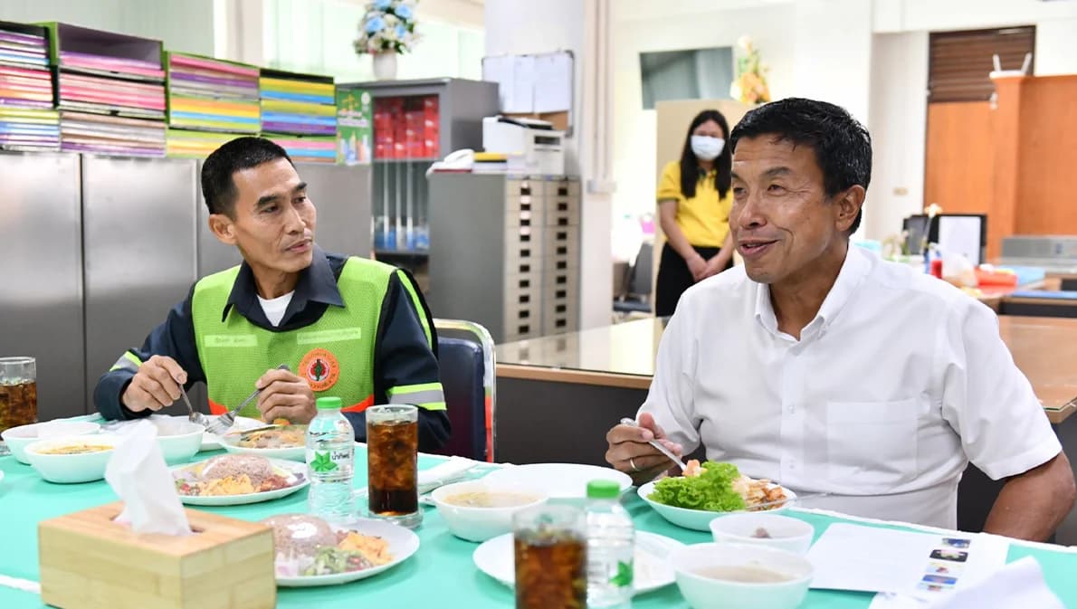ผู้ว่าฯ กทม. สัญจรเขตป้อมปราบฯ กินมื้อกลางวันกับลูกจ้าง แจงแผนรับน้ำท่วม