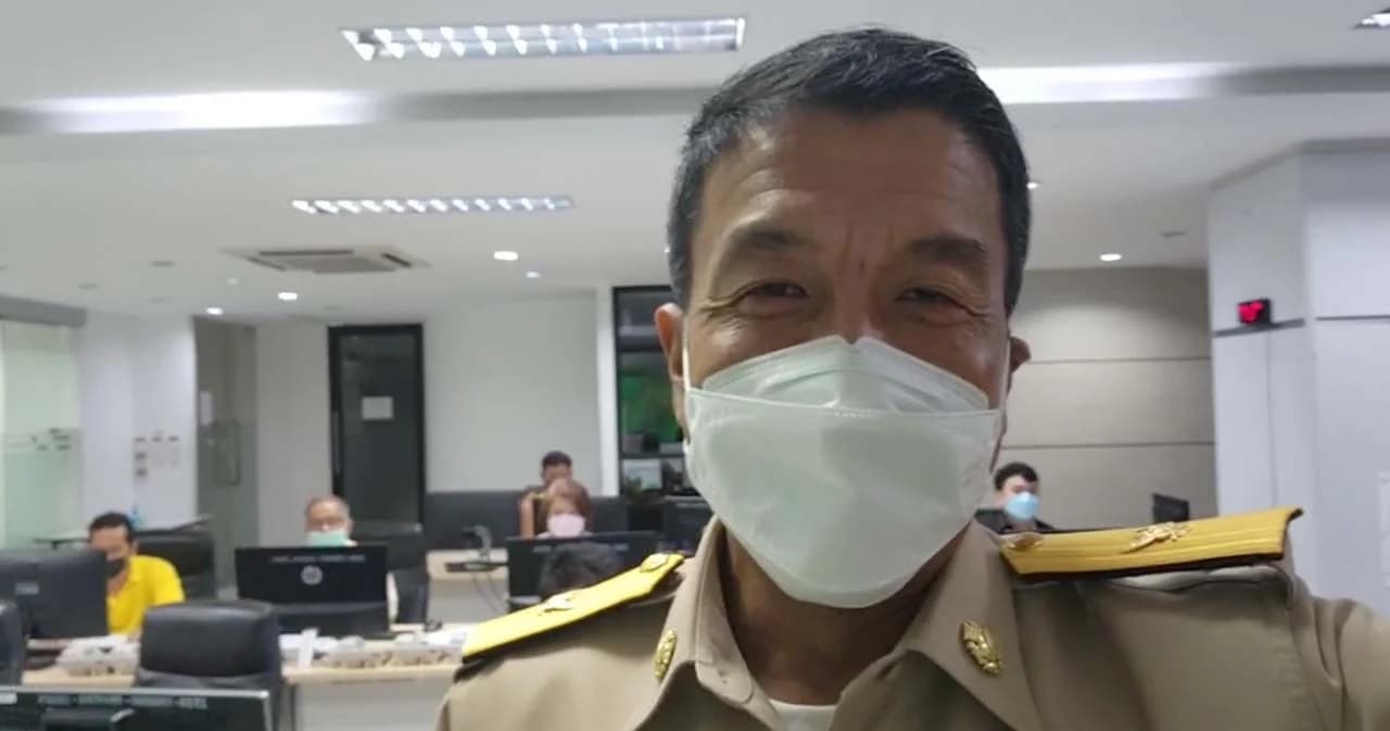 ‘ชัชชาติ’ ประชุมวอร์รูมเร่งเสริมคันกั้นน้ำเตรียมรับมือ พายุ ‘โนรู’