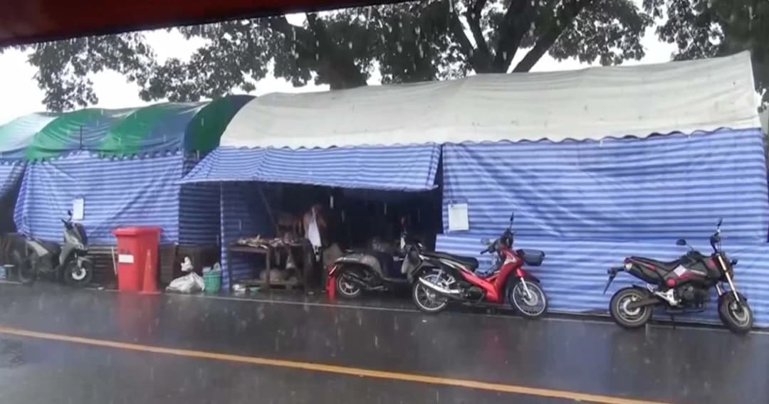 อุบลราชธานี ฝนตกน้ำไหลท่วมเต็นท์ในศูนย์อพยพ ชาวบ้านต้องย้ายหนีน้ำอีกรอบ