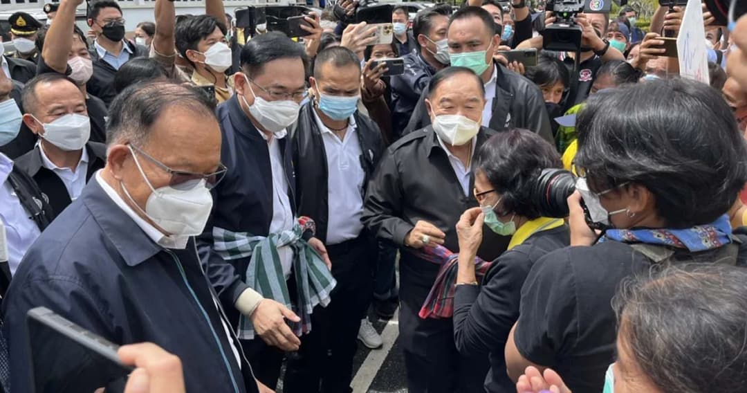 ‘ประวิตร’ ลงพื้นที่ดูสถานการณ์น้ำเจ้าพระยา สั่งหน่วงน้ำเหนือเขื่อน-เปิด 10 ทุ่งรับน้ำ