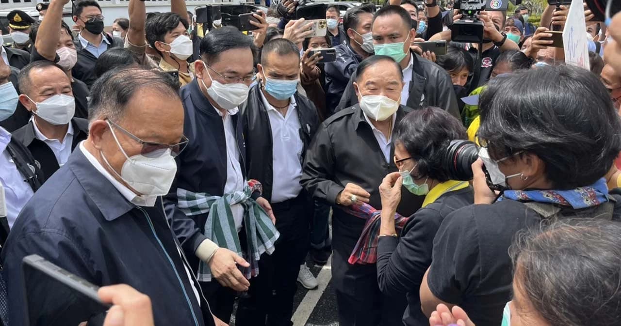 ‘ประวิตร’ ลงพื้นที่ดูสถานการณ์น้ำเจ้าพระยา สั่งหน่วงน้ำเหนือเขื่อน-เปิด 10 ทุ่งรับน้ำ