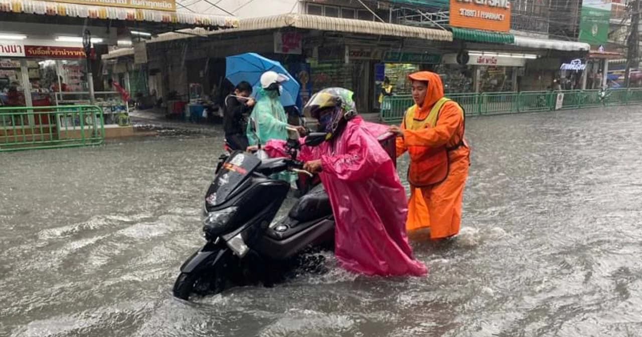 ฝนถล่มกรุง น้ำท่วมขังรถติดขัดหลายพื้นที่