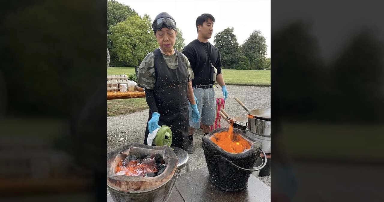 เปิดภาพ ‘เจ๊ไฝ’ หน้าเตาอั้งโล่ บินโชว์เมนูระดับมิชลินสตาร์ ‘ไข่เจียวปู’ ที่อิตาลี