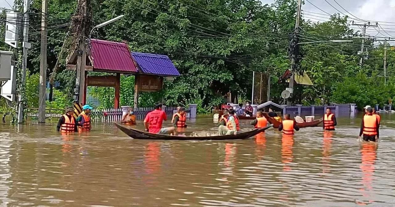 ‘พนังกั้นน้ำพัง’ น้ำจากแม่น้ำเจ้าพระยาทะลักท่วม พื้นที่ อ.พรหมบุรี สิงห์บุรี เดือดร้อน 705 หลังคาเรือน
