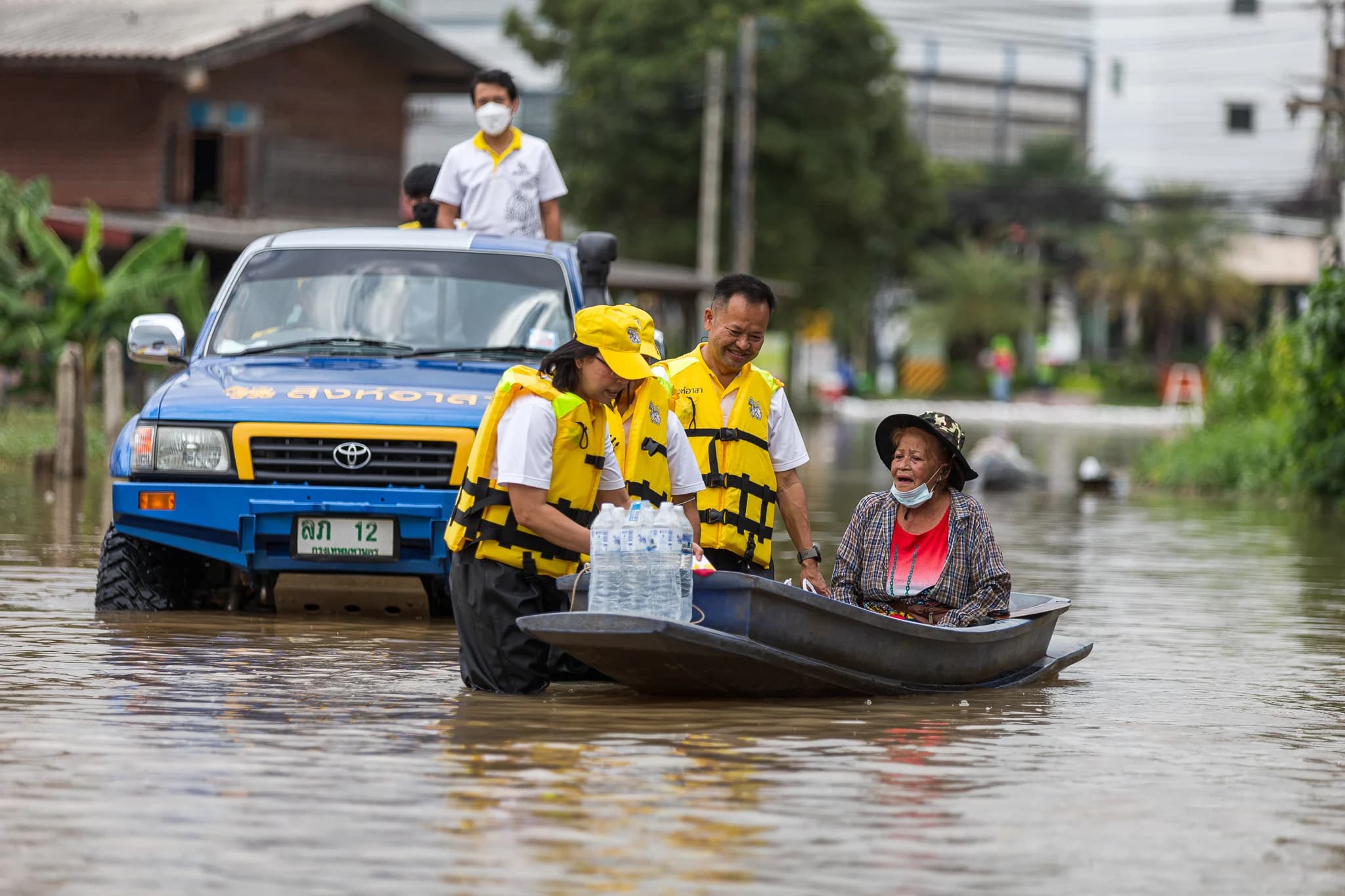เครือข่ายสิงห์อาสาภาคกลาง ลุยน้ำท่วมช่วยชาวสิงห์บุรีหลังน้ำเจ้าพระยาล้นท่วมบ้านเรือน