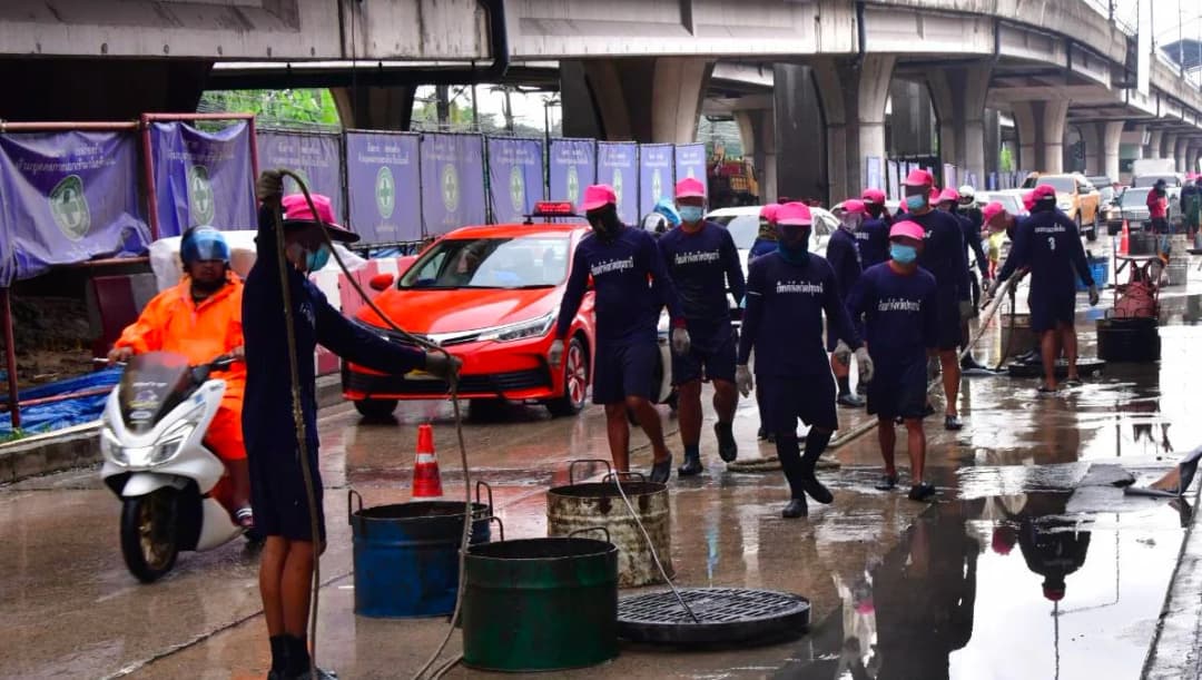 ราชทัณฑ์นำนักโทษ 100 นาย วางกระสอบทราย-ลอกท่อพื้นที่น้ำท่วม