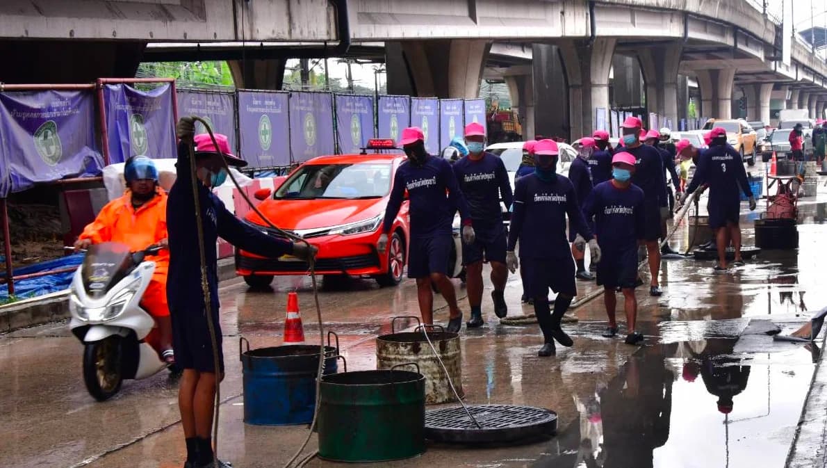 ราชทัณฑ์นำนักโทษ 100 นาย วางกระสอบทราย-ลอกท่อพื้นที่น้ำท่วม