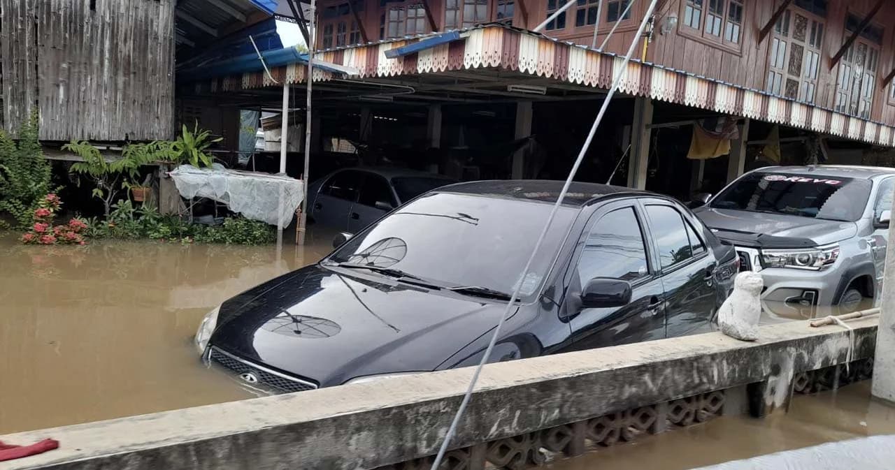 ประมวลภาพความเดือนร้อนชาวสิงห์บุรี หลังพนังกั้นน้ำเจ้าพระยาพังน้ำทะลักเข้าท่วมสูงอย่างที่ไม่เคยเจอมาก่อน