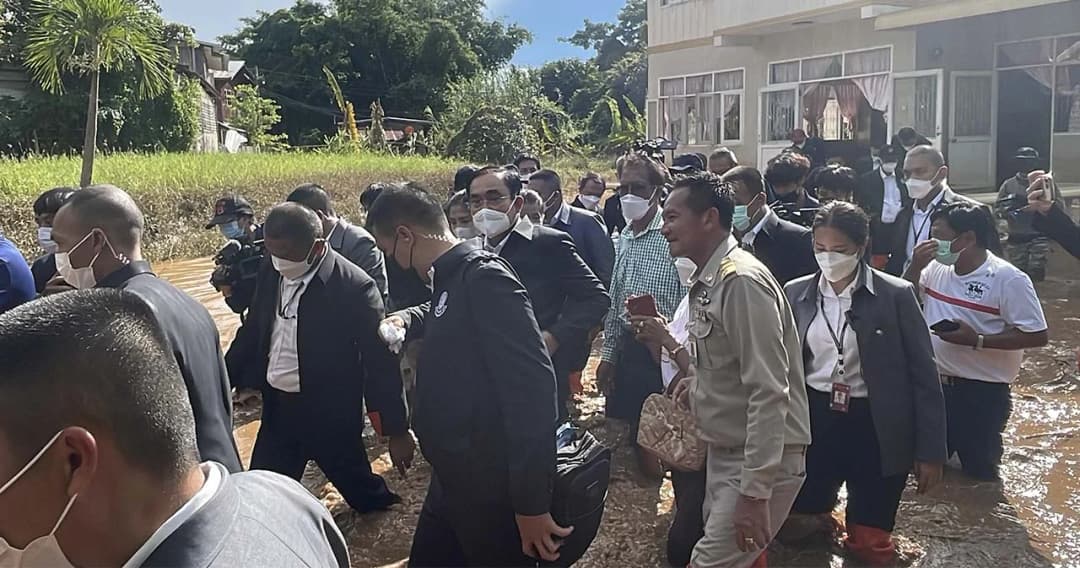 นายกฯ ลงพื้นที่ จ.เพชรบูรณ์​ ลุยน้ำเยี่ยมผู้ป่วยติดเตียง