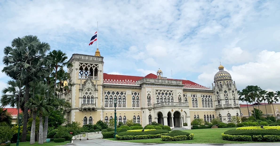 ทำเนียบฯ ลดธงครึ่งเสา ไว้อาลัยเหตุกราดยิงหนองบัวลำภู นายกฯ ลงพื้นที่บ่ายนี้