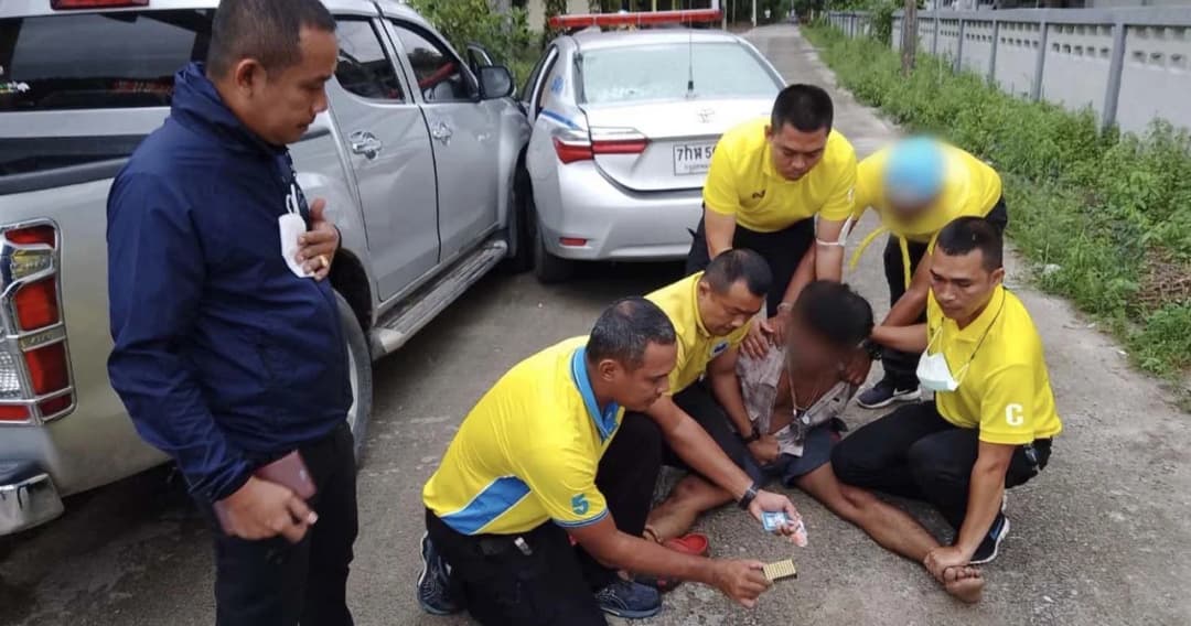 รวบชายคลั่งพร้อมยาบ้า 17 เม็ด หลังทะเลาะกับภรรยา จะขับรถไปชิงตัวลูกที่โรงเรียน