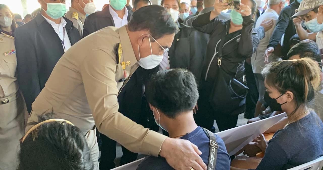 นายกฯ วางดอกไม้แสดงความอาลัย-เยี่ยมให้กำลังใจครอบครัวเหยื่อกราดยิงหนองบัวลำภู